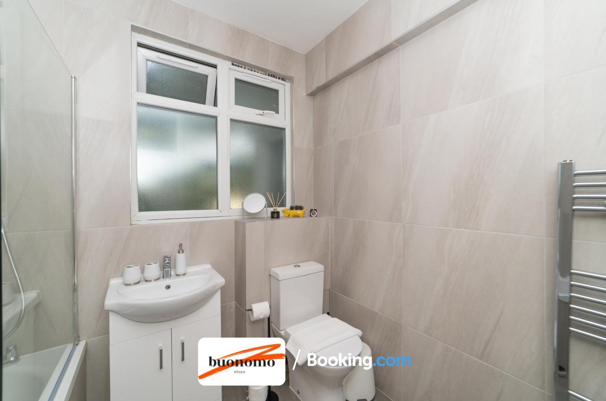 Two Bedroom Apartment By Buonomo Stays Short Lets & Serviced Accommodation With Balcony Londyn Zewnętrze zdjęcie